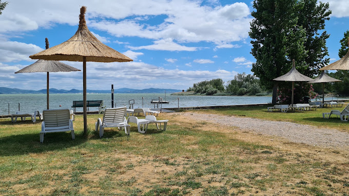 Umbria, importante Camping Village su lago 