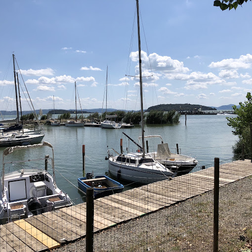 Umbria, importante Camping Village su lago 
