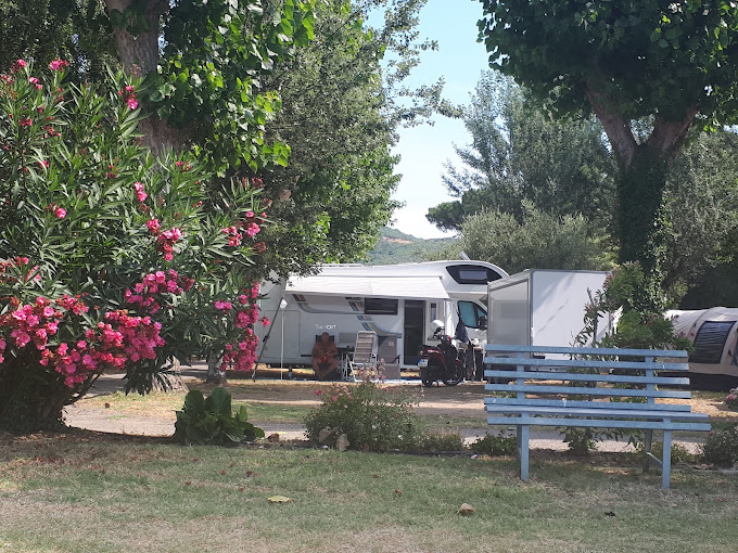 Umbria, piccolo campeggio sul lago