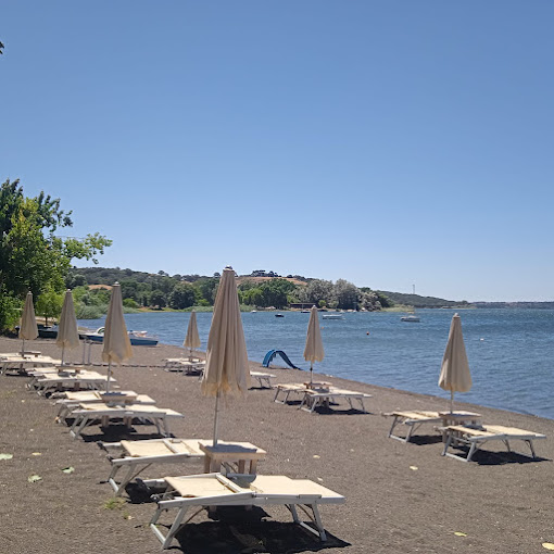 Campeggio su bellissimo lago, vicino Roma